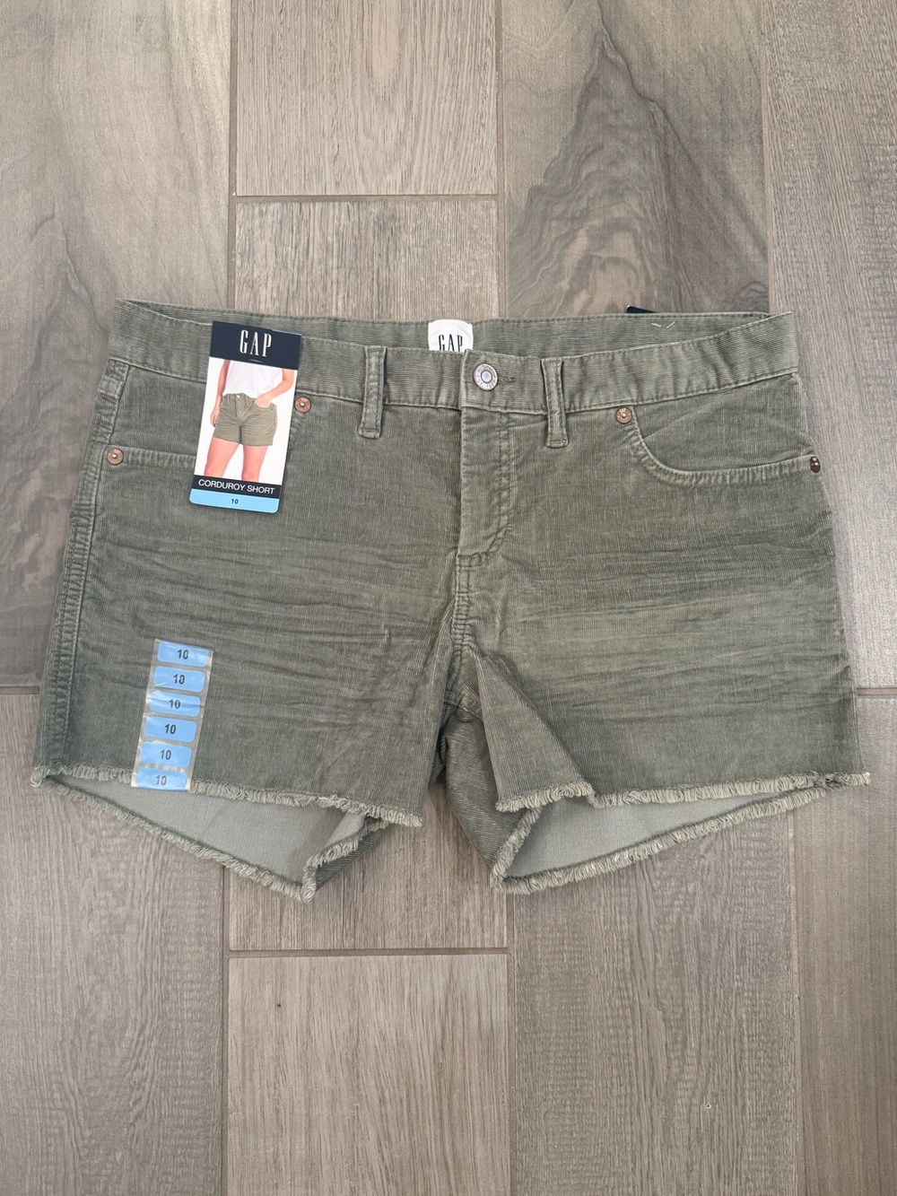 GAP NWT Women’s Light Olive Green Cut Off Corduroy Shorts, size 10 - Picture 3 of 6